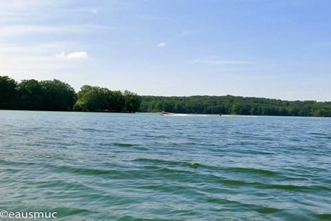 Motorboot mit Wasserskifahrer