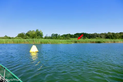 Gelbe Tonne auf dem Wasser