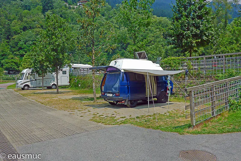 Bully auf dem Campingplatz