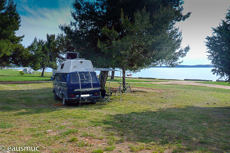 Bulli auf dem Campingplatz