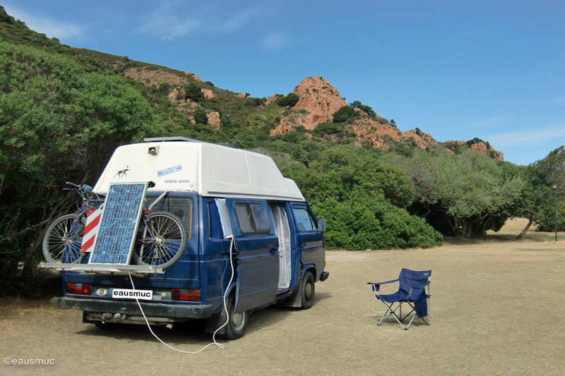 Bulli auf dem Campingplatz