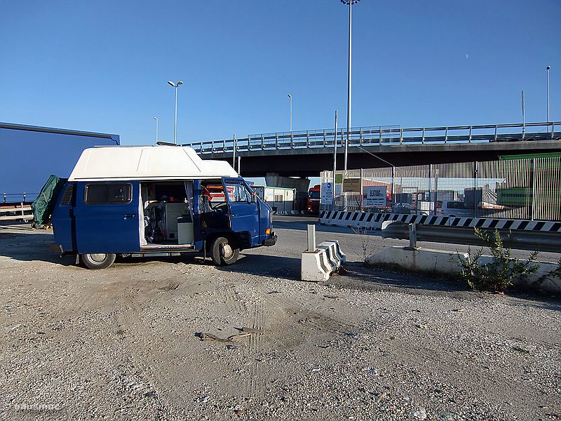 Vw Bus vor dem Industriehafen