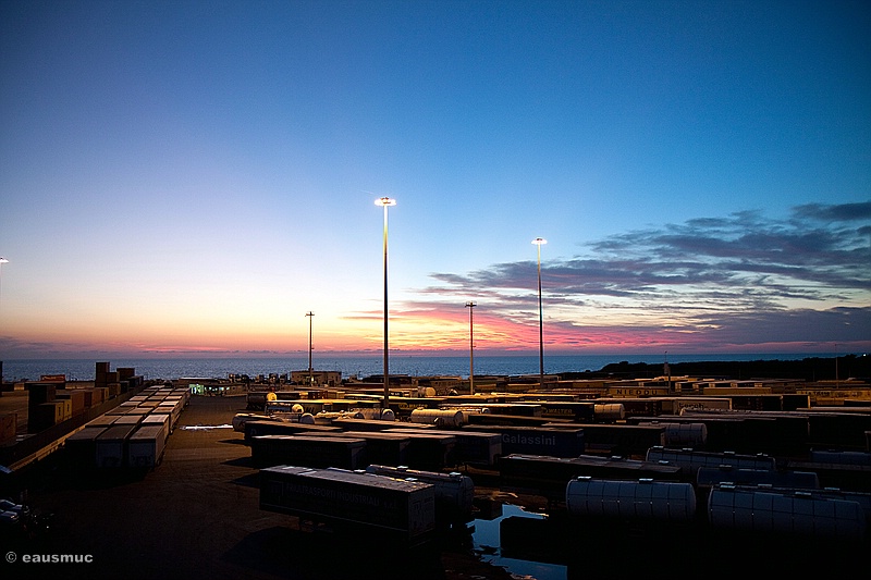 Blick über den Hafen von der Fähre aus