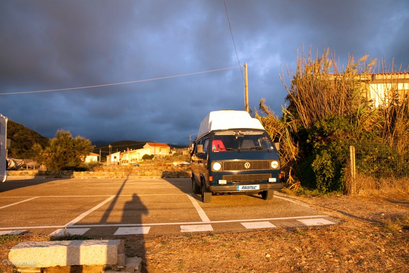 VW Bus in der Abendsonne