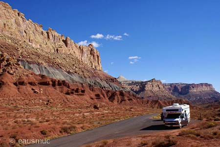 Womo vor der Kulisse des Capitol Reef