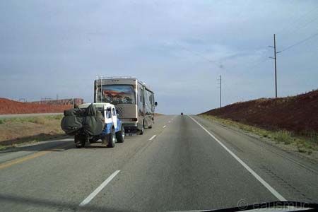 Wohnmobil mit Jeep als Anhänger