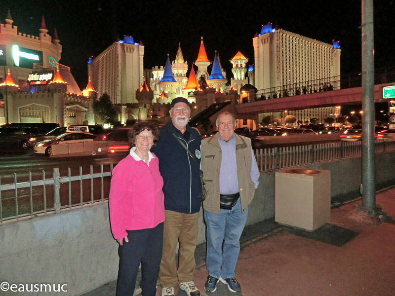 Christa, Charly und mein Vater vor dem Excalibur