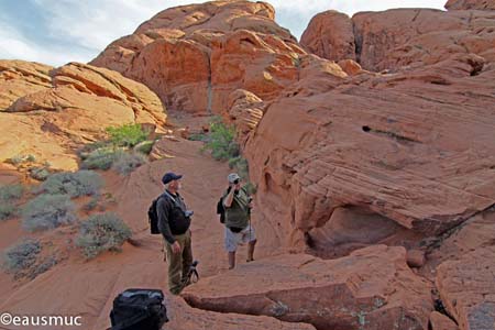 Spaziergang zwischen roten Felsen