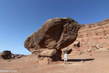 Mein Vater unter einem Sandstone Boulder