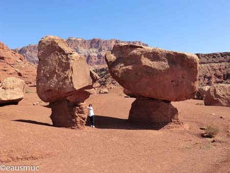 Christa unter einem Sandstone Boulder