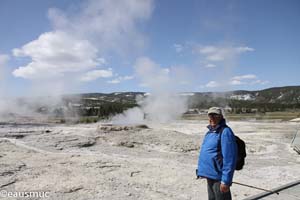 Mein Vater vor einem Geyser