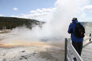 Mein Vater vor einem Geyser