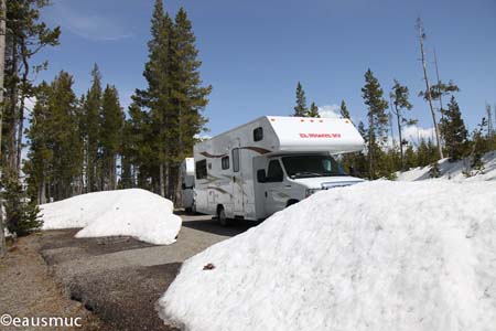 Wohnmobil zwischen Schnee