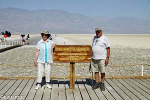 Christa und mein Vater bei Badwater