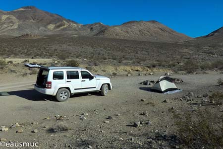 Jeep und Zelt auf dem Campground