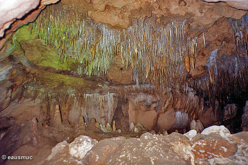 Stalagmiten und Stalagtiten in der Höhle