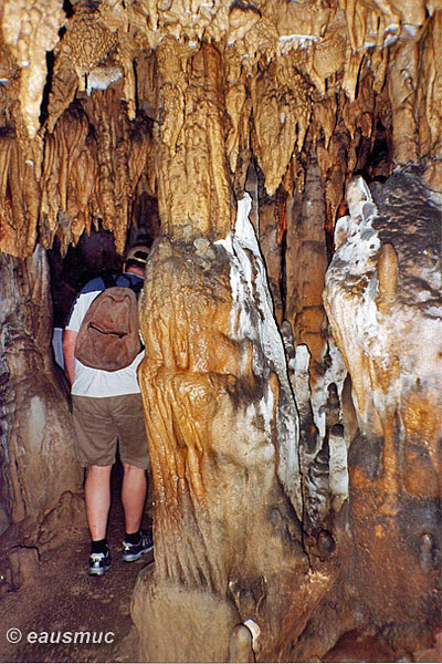 Stalagmiten und Stalagtiten in der Höhle