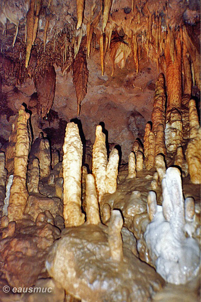 Stalagmiten und Stalagtiten in der Höhle