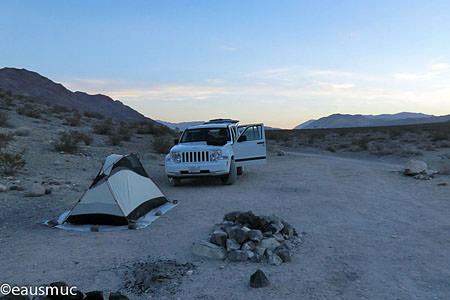 Abendstimmung, Jeep und Zelt auf dem Campground