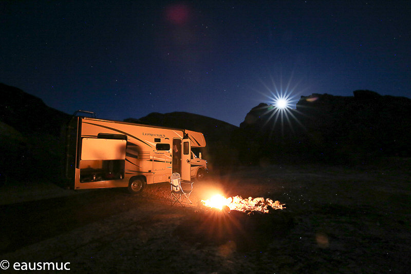 Wohnmobil in der Nacht