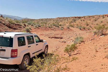 Jeep im Wash, im Hintergrund die Steinstufe