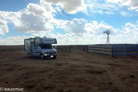 Wohnmobil am Parkplatz des Windrades