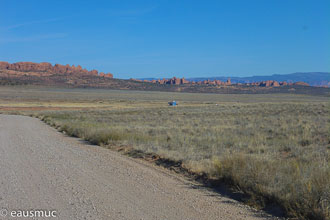 Piste zum Wohnmobil, im Hintergrund der Arches NP