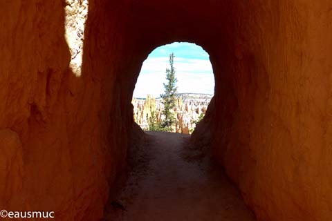 Blick aus dem Tunnel in den nächsten Canyon