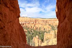 Blick in einen Canyon, durch zwei Felswände hindurch