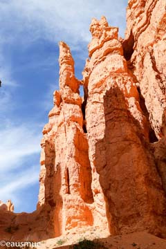 Hohe Wände im Canyon und ein Arch