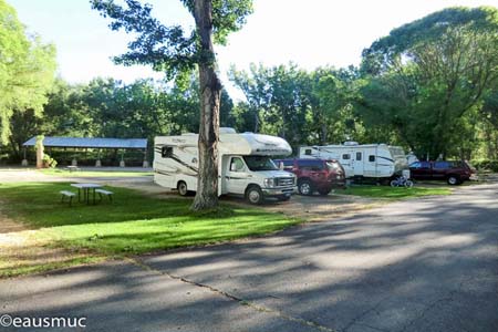 Wohnmobil am Stellplatz