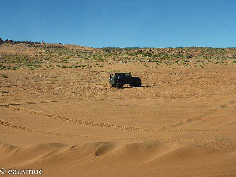 Jeep im Sand