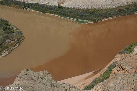 Farbenspiel, der braune Colorado und der grüne Green River vereinigen sich