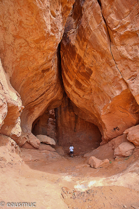 Wanderer am Eingang zur Scout Cave